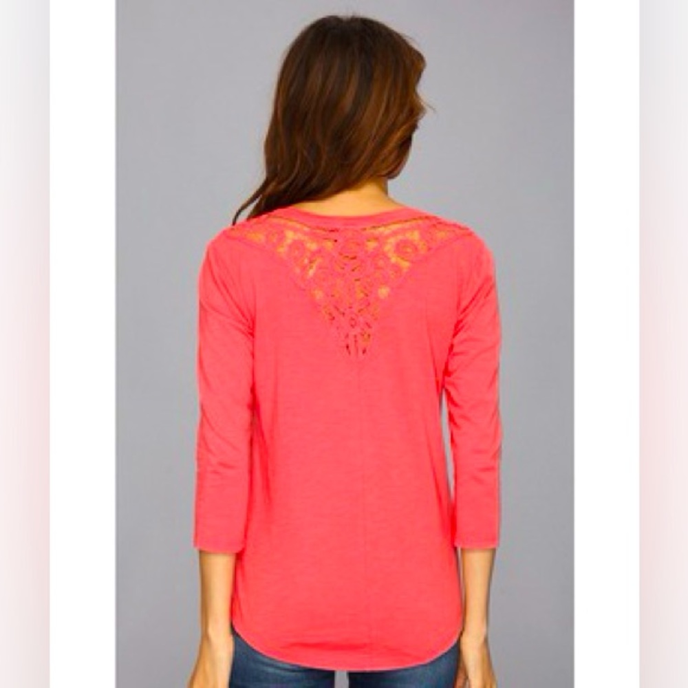 DKNY JEANS Women's top with 3/4 sleeves. size - S. Color coral. V-neck. Lace